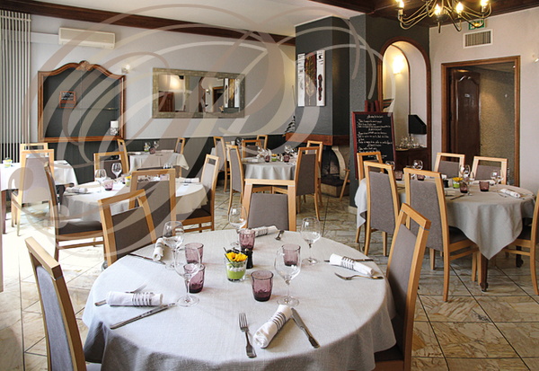 GRENADE_restaurant_La_Croisee_des_saveurs_une_des_salles_du_restaurant___.jpg