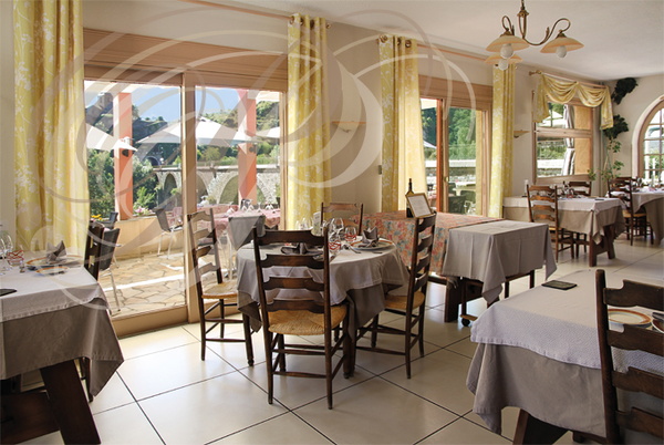 AMBIALET_restaurant_du_Pont_la_salle_donnant_sur_la_terrasse_et_le_pont_sur_le_Tarn.jpg