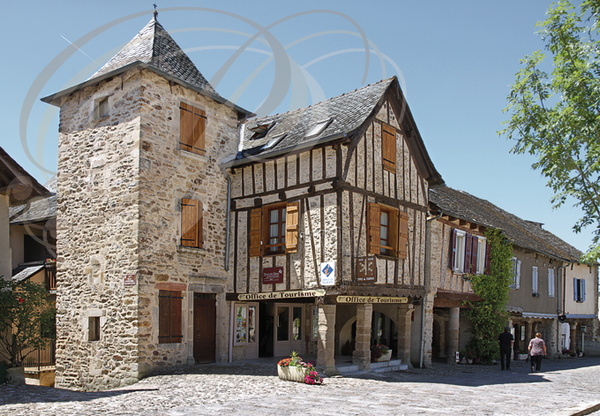 NAJAC - la place du Faubourg (XIIIe et XIVe siècles) - coté sud : bâtiment de l'Office de Tourisme