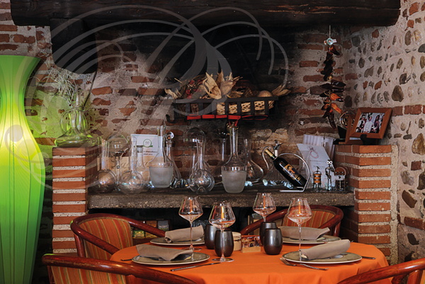 ALBI_restaurant_Le_Lautrec_salle_de_restaurant_dans_les_anciennes_ecuries_de_la_maison_de_Toulouse_Lautrec_la_cheminee.jpg