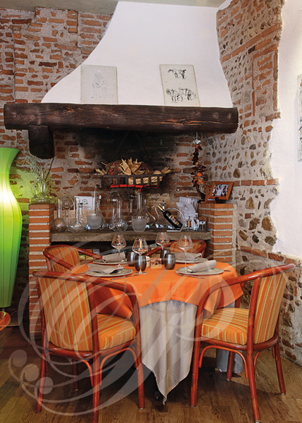 Restaurant "Le Lautrec" à Albi : salle de restaurant dans les anciennes écuries de la maison de Toulouse-Lautrec (la cheminée décorée d'esquisses de l'artiste)