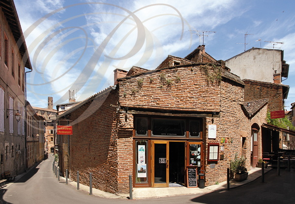 ALBI_restaurant_Le_Lautrec_la_facade_rue_Toulouse_Lautrec_au_fond_a_gauche_le_clocher_de_l_eglise_Saint_Savi.jpg
