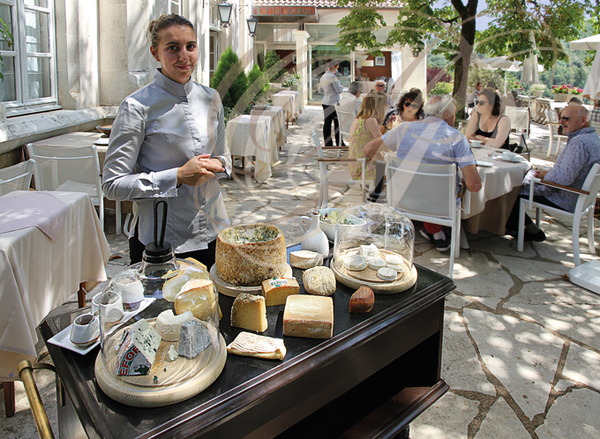 SAINT-MÉDARD - restaurant LE GINDREAU : le chariot des fromages