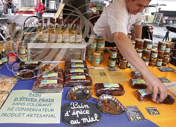 LAUTREC - fête du pain et du goût : marché des producteurs (Jean-Marie Lepetit, apiculteur à Angles - 81)