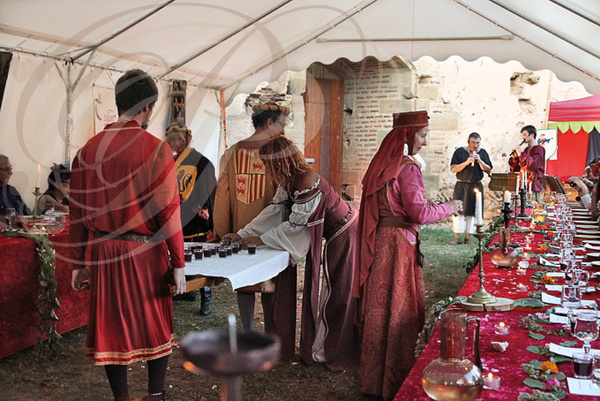 MONTANER_banquet_medieval_au_chateau_de_Gaston_Febus_organise_par_l_Association_Le_Tailloir_distribution_de_l'Hypocras_pour_commencer_le_repas___.jpg
