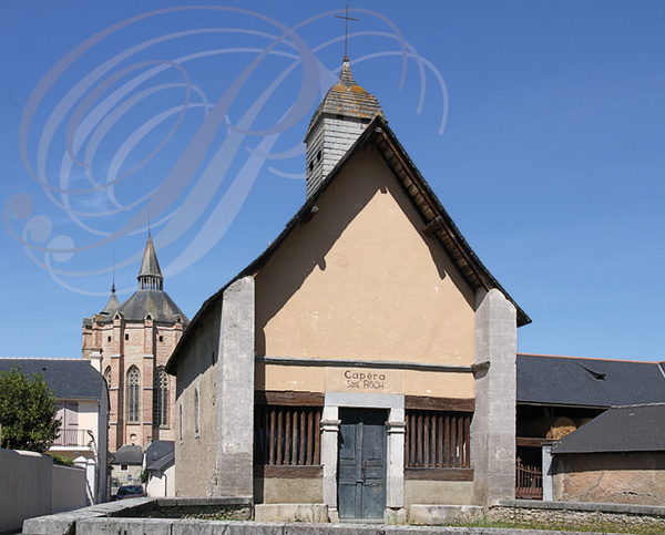 IBOS_chapelle_Saint_Roch_du_XVIIe_siecle_au_fond_la_collegiale_Saint_Laurent.jpg