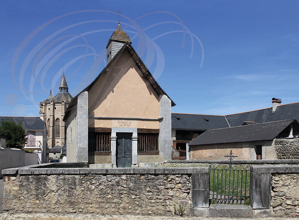IBOS_chapelle_Saint_Roch_du_XVIIe_siecle_au_fond_la_collegiale_Saint_Laurent_.jpg