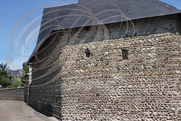 IBOS - maison traditionnelle : mur en galets et toiture en ardoises typiques