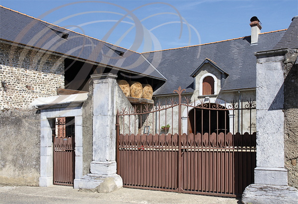 IBOS_maison_traditionnelle_mur_en_galets_porche_et_toiture_typiques.jpg