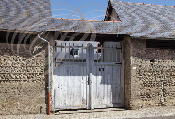 IBOS - maison traditionnelle : mur en galets, porche et toiture en ardoises typiques   