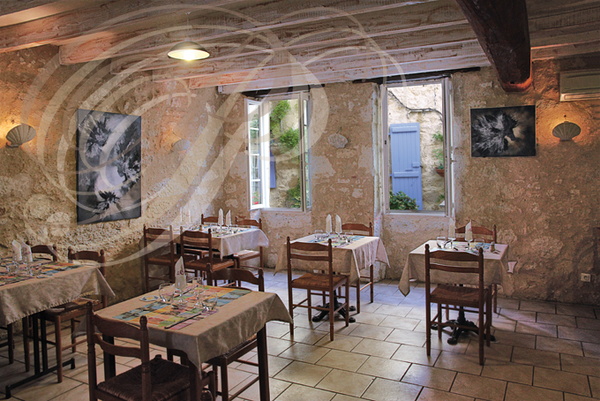 Restaurant_La_Coquille_a_Saint_Antoine_Pont_d_Arratz_salle_du_restaurant_.jpg