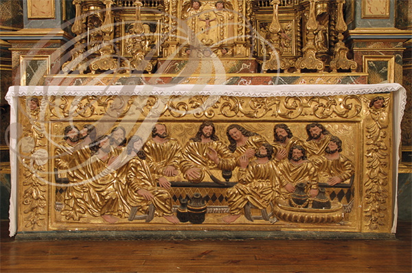 MONTANER - église Saint-Michel : le choeur (retable en bois doré représentant la scène)