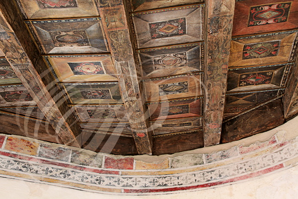 CUREMONTE - castrum de Plas : plafond en bois peint (trompe-l'œil)