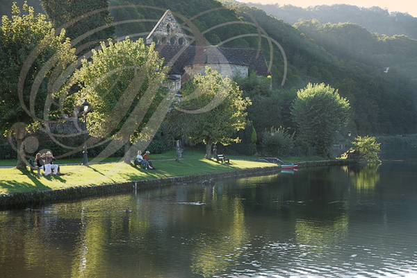 BEAULIEU-SUR-DORDOGNE - plan d'eau sur la Dordogne (chapelle des Pénitents)