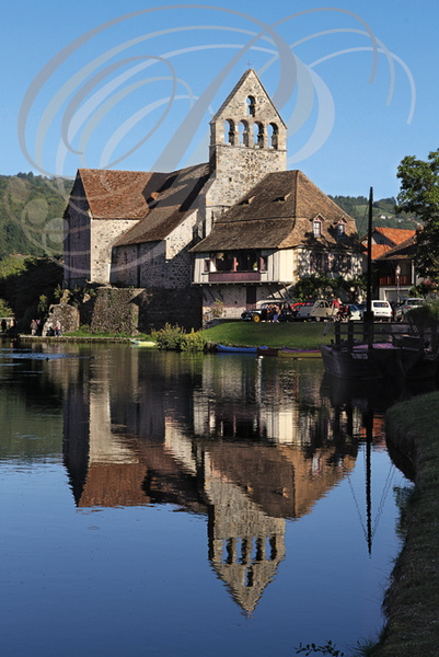 BEAULIEU-SUR-DORDOGNE - chapelle des Pénitents (reflet dans la Dordogne)