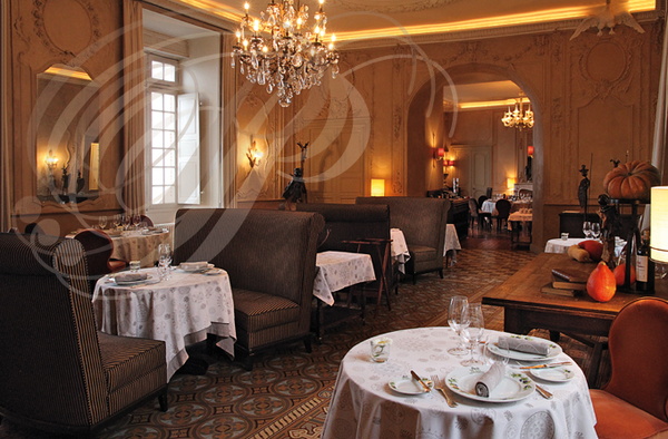 Chateau_de_Mercues_une_salle_du_restaurant.jpg