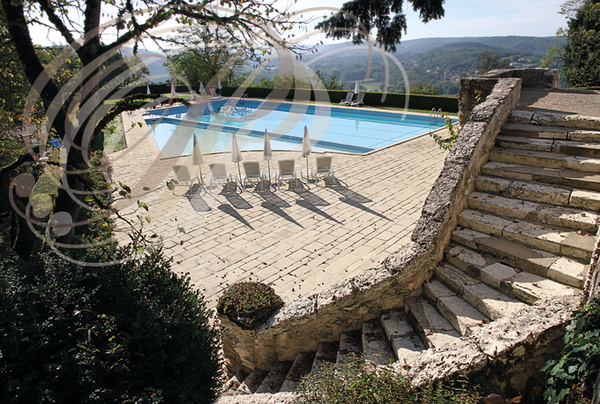 Chateau_de_Mercues_la_piscine_et_la_vue_sur_la_vallee_du_Lot.jpg