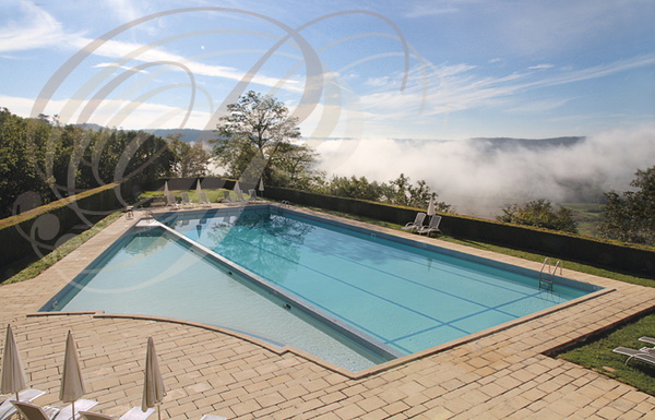 Chateau_de_Mercues_la_piscine_dominant_la_vallee_du_Lot.jpg