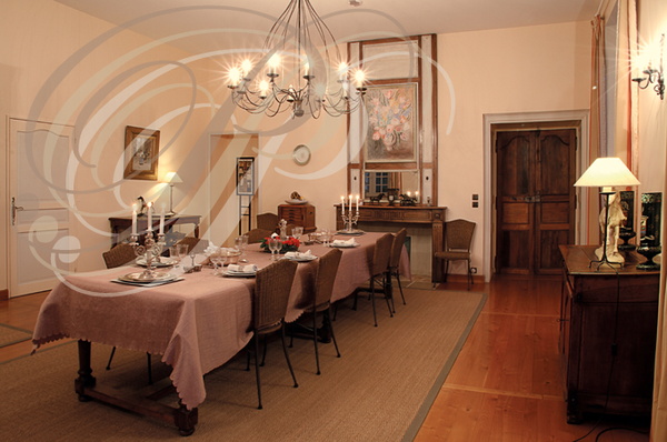 BRIVEZAC (près de Beaulieu-sur-Dordogne) - Château de LA GRÈZE (chambres et table d'hôtes) : dîner dans la salle à manger