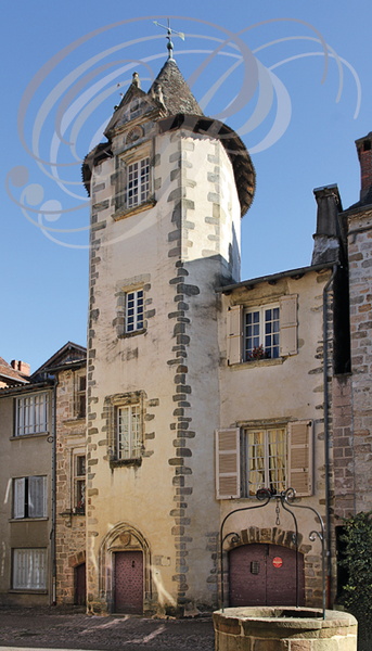 BEAULIEU-SUR-DORDOGNE - rue Sainte-Catherine : la Tour Renaissance (XVIe siècle)