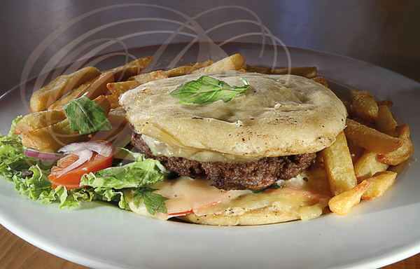 Hamburger corrézien : haché de CANARD et de veau dans une mique corrézienne, sauce au poivre et cantal (Brasserie "Les Voyageurs" à Beaulieu-sur- Dordogne - 19)