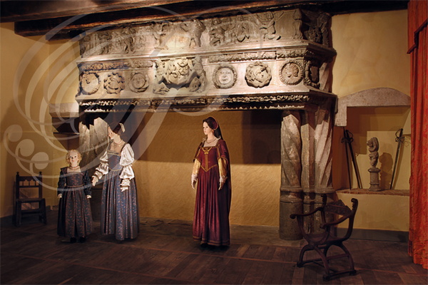 BEAULIEU-SUR-DORDOGNE -  La Maison Renaissance (musée) : XV siècle (cheminée fin XVe siècle  représentant le jardin d'Eden)