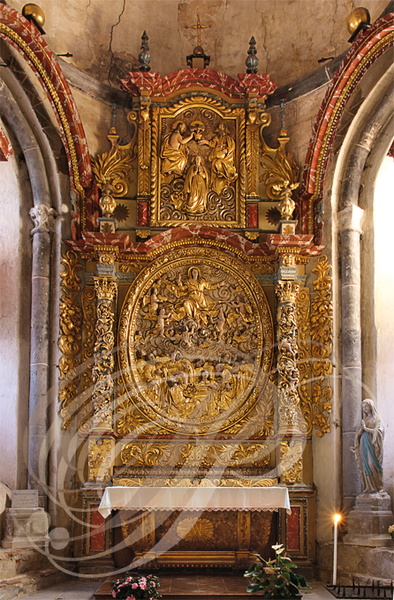 BEAULIEU-SUR-DORDOGNE - église Saint-Pierre : la chapelle axiale et le retable de Notre-Dame en bois doré du XVIIe siècle