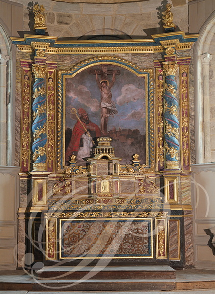 BEAULIEU-SUR-DORDOGNE - chapelle des Pénitents (XIIe siecle) : le maître autel et son retable en bois polychrome du XVIIe siècle