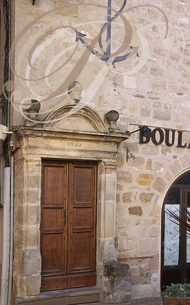 BEAULIEU-SUR-DORDOGNE - place du Marché : porte du XVIIIe siècle