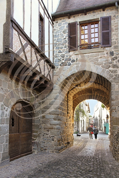 BEAULIEU-SUR-DORDOGNE - porte de La Chapelle (vue de l'intérieur de la ville médiévale (rue de la République)