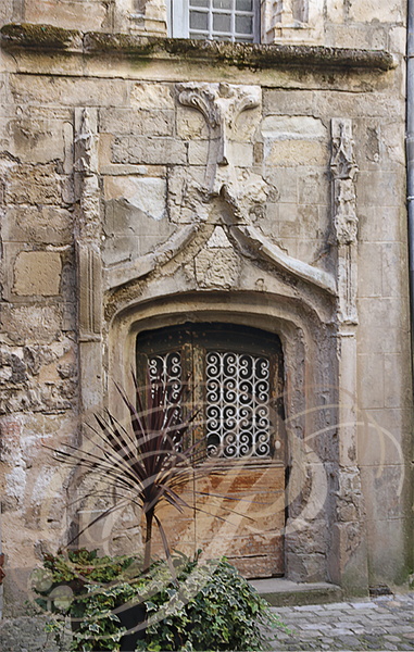 BEAULIEU-SUR-DORDOGNE - rue de la République : maison Bosselut (porte gothique flamboyant fin XVe siècle)