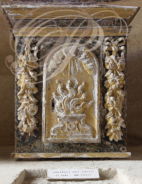 BEAULIEU-SUR-DORDOGNE - chapelle des Pénitents : tabernacle en bois sculpté et doré du XVIIe siècle