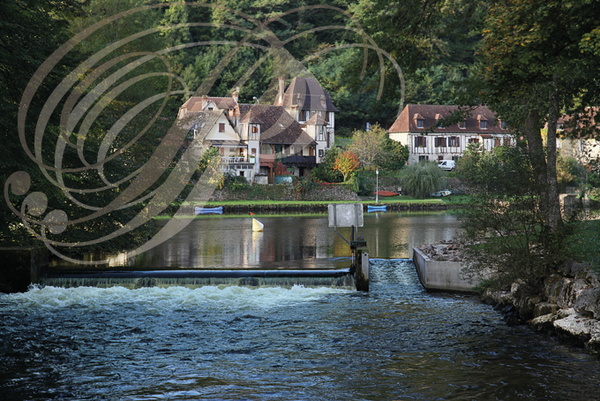 BEAULIEU_SUR_DORDOGNE_plan_d_eau_sur_la_Dordogne__la_passe_pour_les_canoes.jpg