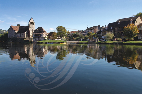 BEAULIEU_SUR_DORDOGNE_plan_d_eau_sur_la_Dordogne_chapelle_des_Penitents_et_le_Port_Haut.jpg