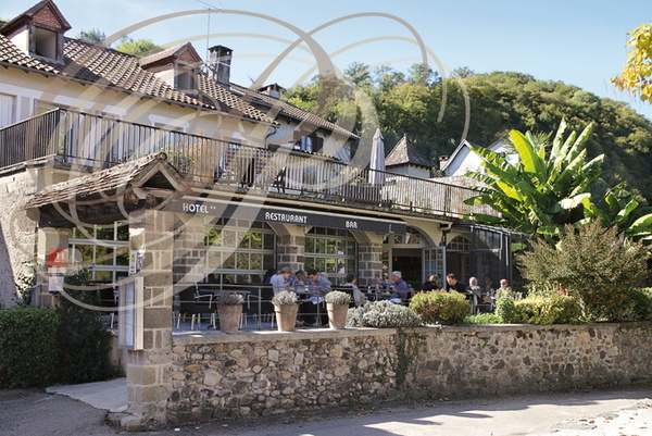 BEAULIEU_SUR_DORDOGNE_restaurant_Les_Flots_Bleus_la_terrasse.jpg