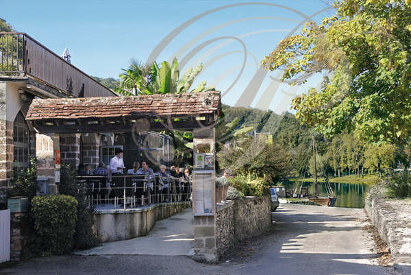 BEAULIEU_SUR_DORDOGNE_restaurant_Les_Flots_Bleus_la_terrasse_dominant_les_berges_de_la_Dordogne_.jpg