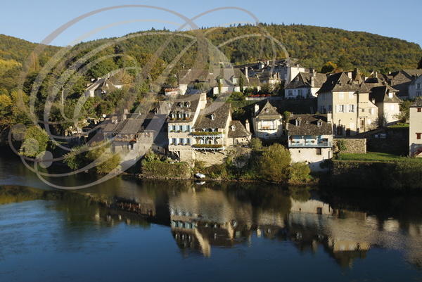 ARGENTAT - maisons bordant la Dordogne sur la rive gauche