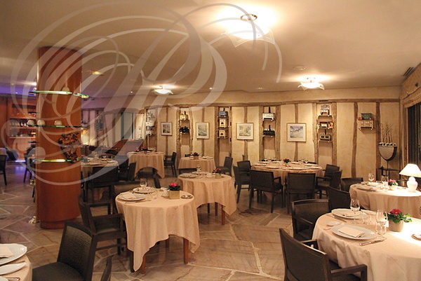 SAINT_FELIX_LAURAGAIS_Auberge_du_Poids_Public_la_salle_de_restaurant_le_soir__.jpg