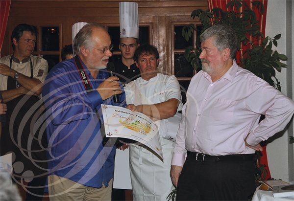 NAJAC - restaurant hôtel l'Oustal del Barry : dîner de chasse des Cuisineries Françaises du 7 décembre 2015 (Philippe Ploquin recevant le diplôme de Disciple du Goût)