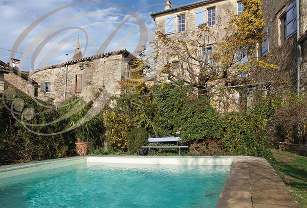 PUYCELSI_maison_d_hotes_Chez_Delphine_le_jardin_et_la_piscine.jpg