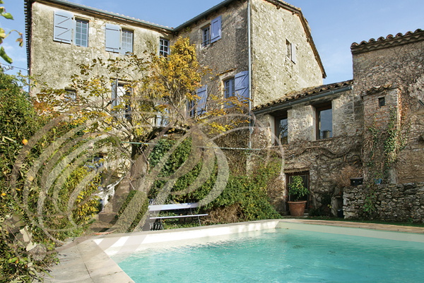 PUYCELSI_maison_d_hotes_Chez_Delphine_le_jardin_et_la_piscine_.jpg