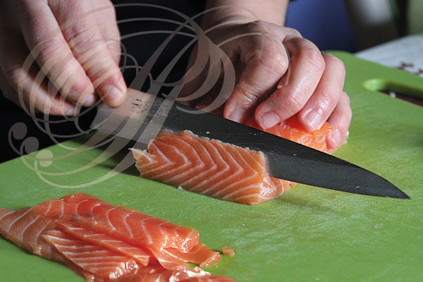 BAGUETTE_ET_SUSHI_decoupe_du_saumon_avec_le_couteau_japonais_yanagiba.jpg