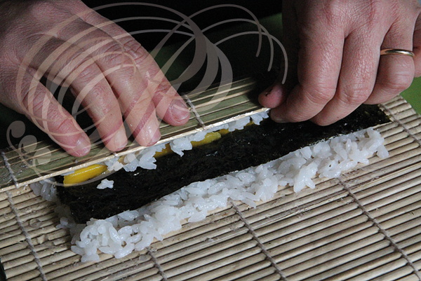 Fabrication d'un MAKI californien ("URA MAKI SUSHI" : avec le riz à l'extérieur) : FOIE GRAS et MANGUE  (l'enroulage) par Hélène Reberga ("BAGUETTE ET SUSHI") 