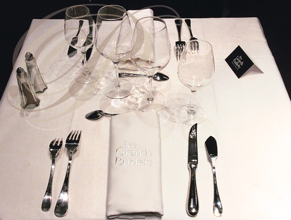 LES_GRANDS_BUFFETS_a_NARBONNE_salles_du_restaurant_detail_d_une_table_mise.jpg