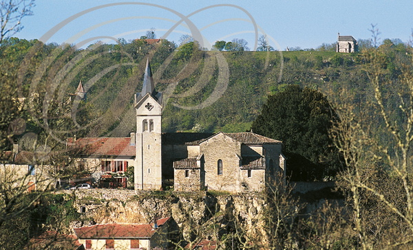 SAINT-PIERRE-de-LIVRON - l'église (au fond à droite : chapelle Notre-Dame-des-Grâces)