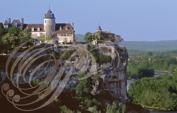 BELCASTEL - château dominant la Dordogne