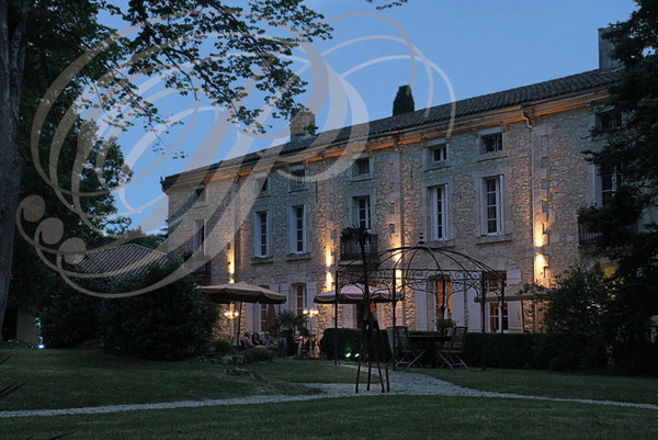 SAINT_BEAUZEIL_Chateau_de_l_Hoste_facade_la_terrasse_le_soir.jpg