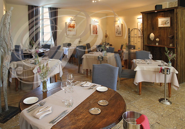SAINT_BEAUZEIL_Chateau_de_l_Hoste_la_salle_du_restaurant.jpg