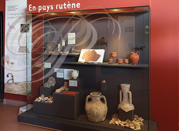 MONTANS - Archéosite : musée (vitrine "En pays rutene")