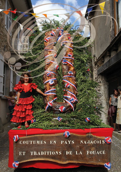 NAJAC - Fête de Saint Barthélémy et de la fouace : défilé de la fouace géante (2,70 m - 44 kg)